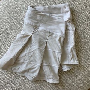 Lululemon Athletica / Pace Rival Mid-Rise Skirt / Size 8